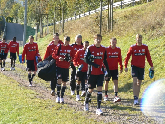 Bei herrlichem Wetter kamen die Bayer-Profis gut gelaunt in Biederbach an.